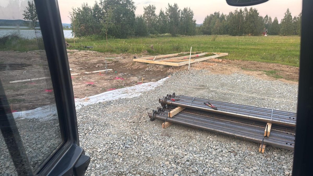 Schraubpf&auml;hle bereit f&uuml;r die Installation auf einem Seegrundst&uuml;ck