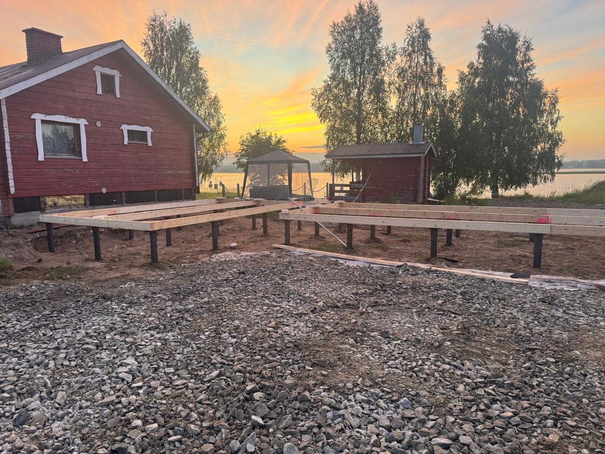 Stahltr&auml;ger auf verstellbaren Schraubpfahl-Kopfplatten bei Sonnenuntergang, Ferienhaus-Baustelle