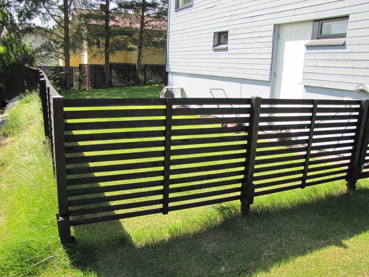 Zaunpfosten auf Schraubpfahl-Fundamenten