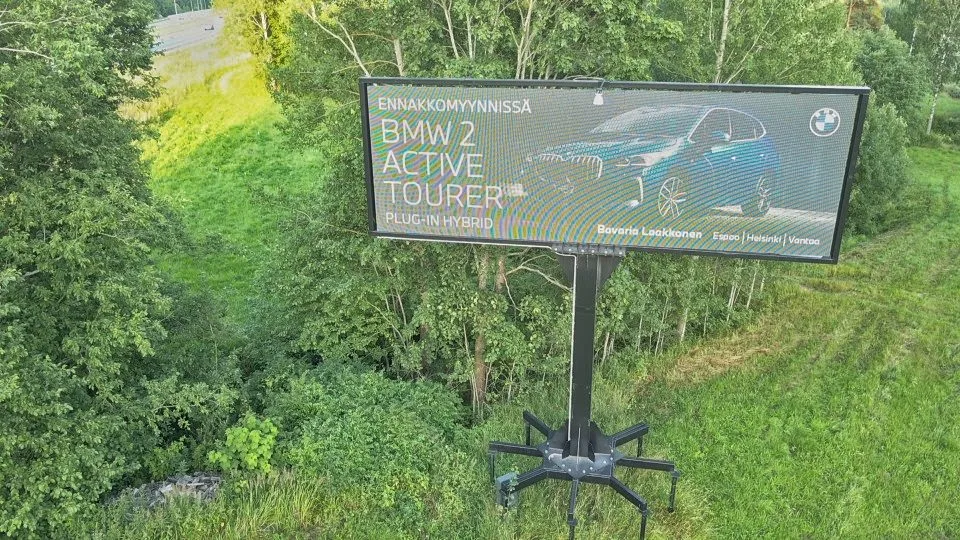 Stra&szlig;enschild auf Schraubpfahl-Fundament